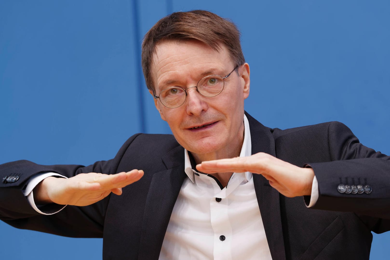 Karl Lauterbach: Der SPD-Gesundheitsexperte warnt vor einem noch weiter ansteigenden Infektionsgeschehen.