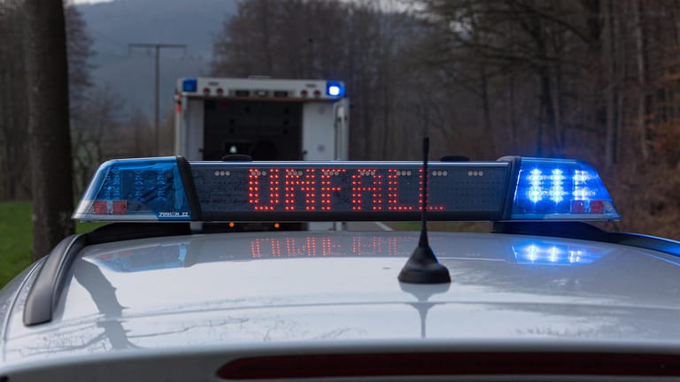 "Unfall" steht auf der LED-Anzeige eines Polizeiwagens (Symbolbild): Der Fahrer hatte die Kontrolle über sein Fahrzeug verloren.