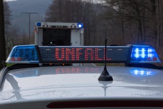 "Unfall" steht auf der LED-Anzeige eines Polizeiwagens (Symbolbild): Der Fahrer hatte die Kontrolle über sein Fahrzeug verloren.