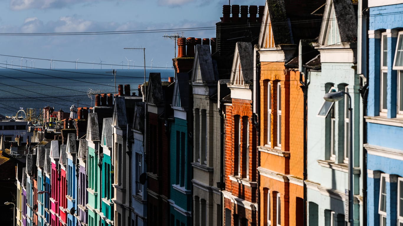 Eine Häuserfront in Brighton: Sechs Tage lang hatte eine Mutter ihr Kind in einer Sozialwohnung in der südenglischen Stadt alleine gelassen. (Symbolfoto)