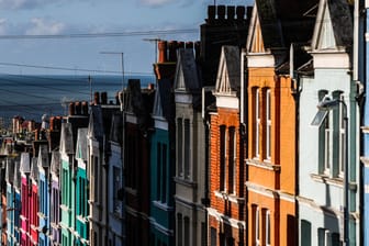 Eine Häuserfront in Brighton: Sechs Tage lang hatte eine Mutter ihr Kind in einer Sozialwohnung in der südenglischen Stadt alleine gelassen. (Symbolfoto)