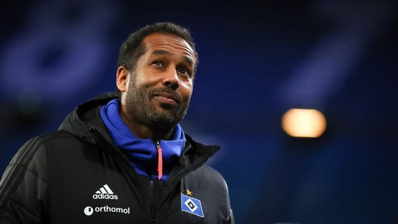 HSV-Trainer Thioune sieht den Rassismus auch in Zukunft als Problem im Fußball.
