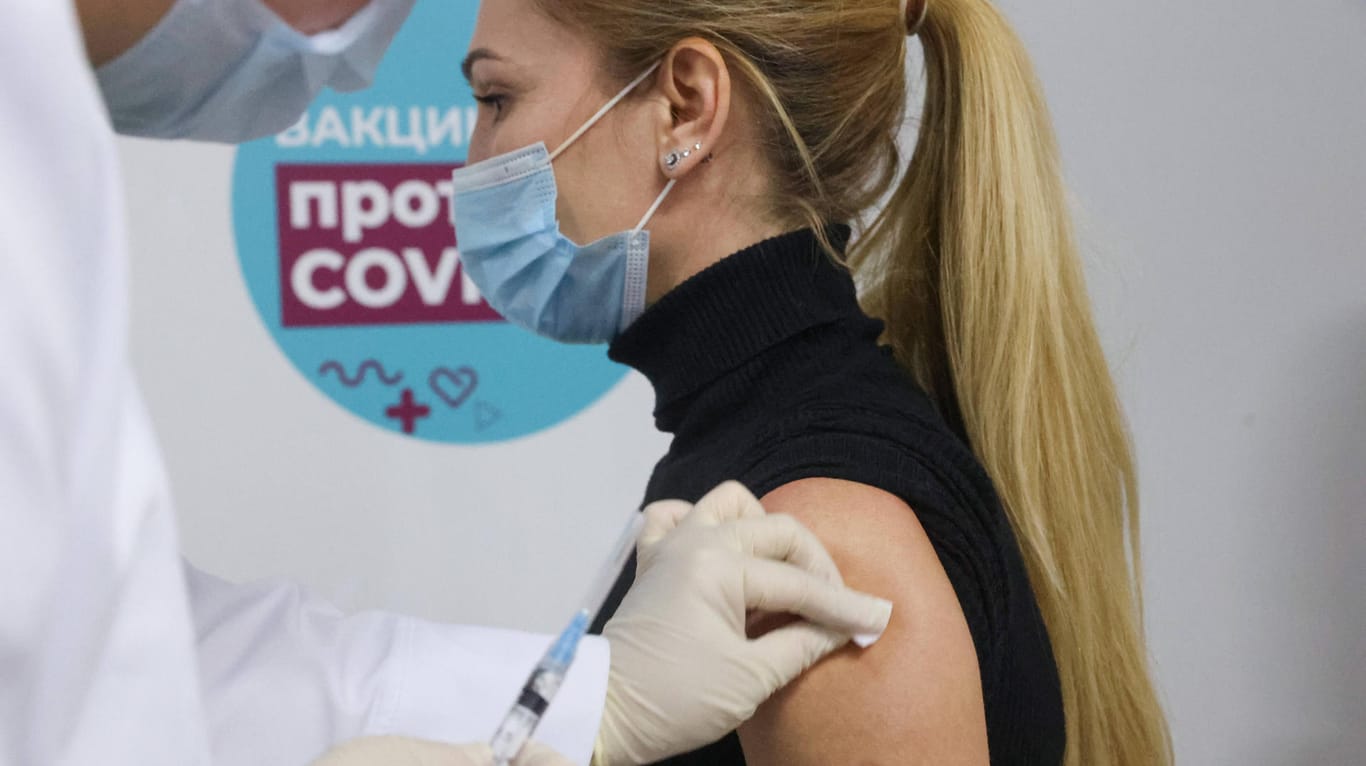 Eine Frau lässt sich in einer Shopping-Mall in Moskau mit Sputnik V impfen: Die europäische Arzneibehörde EMA prüft die Zulassung des Mittels.