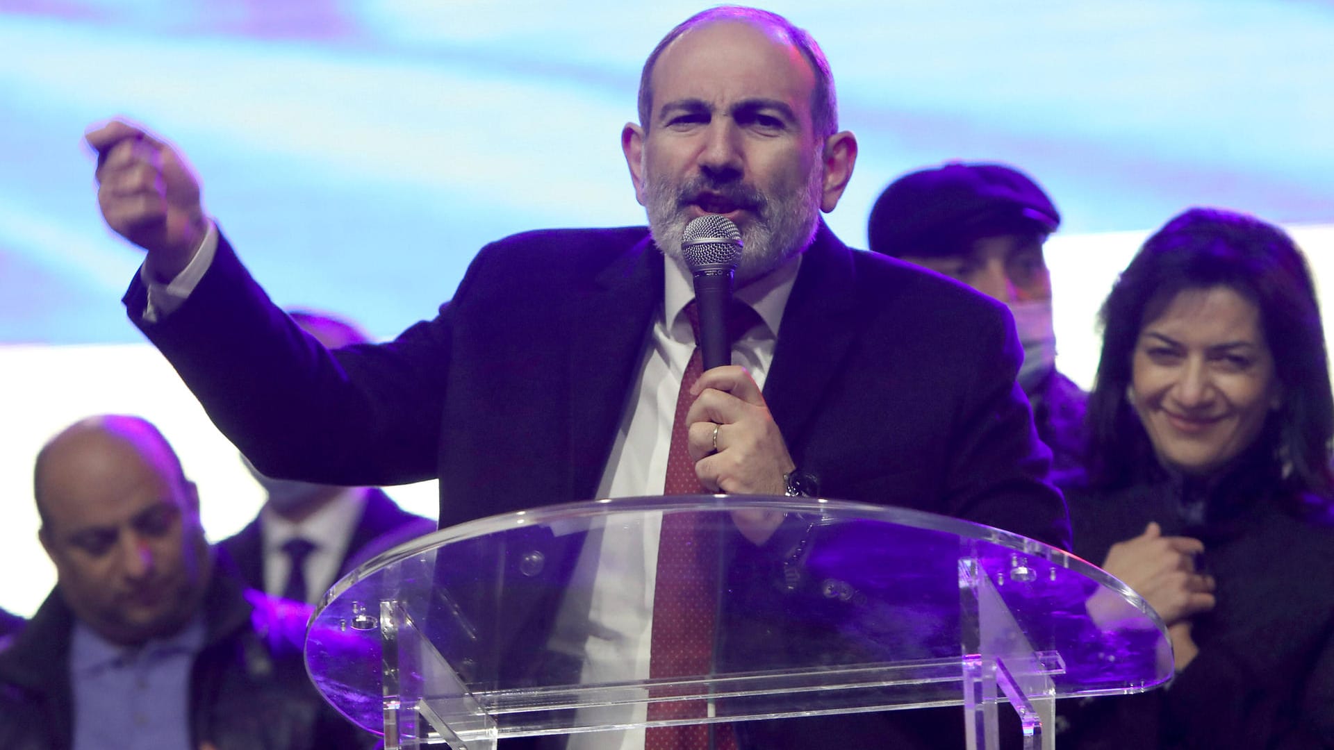 Armeniens Ministerpräsident Nikol Paschinjan: Nachdem er massiv unter Druck geraten ist, kündigt der umstrittene Regierungschef nun seinen Rücktritt an. Armeniens Ministerpräsident Nikol Paschinjan: Nachdem er massiv unter Druck geraten ist, kündigt der umstrittene Regierungschef nun seinen Rücktritt an.