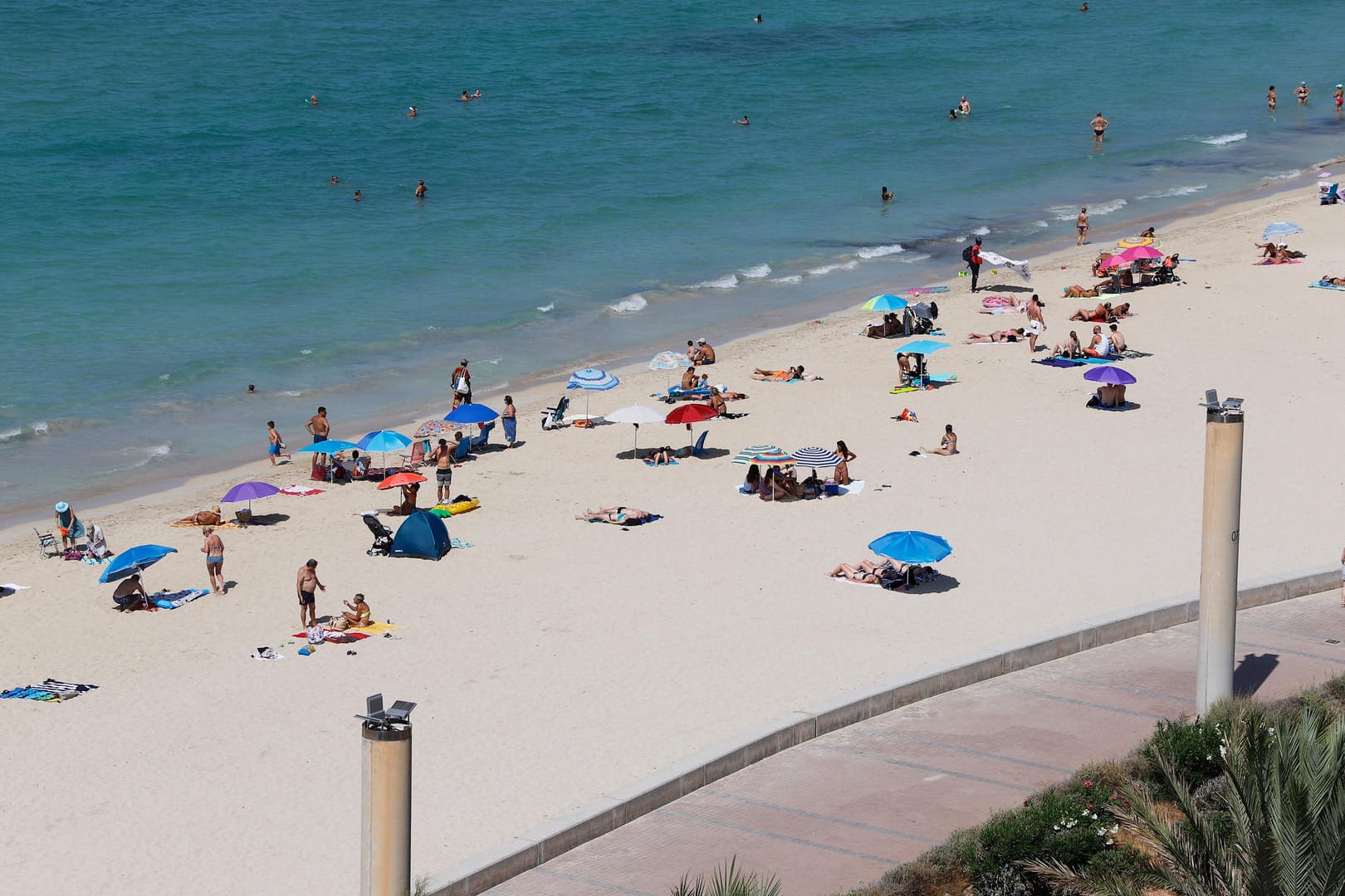 Strand auf Mallorca: Wer sich dort vor dem Rückflug infiziert, bekommt eine Unterkunft gestellt.