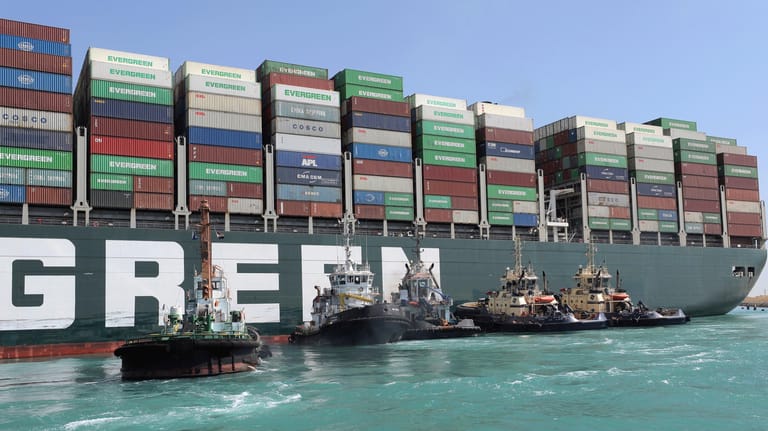 Schlepper an der gestrandeten "Ever Given" im Suezkanal: zehn Milliarden Dollar Schaden für den Welthandel – pro Tag.