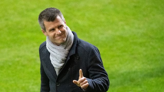Bayern-Trainer Jens Scheuer grüßt in Richtung der Tribüne. Bayern-Trainer Jens Scheuer grüßt in Richtung der Tribüne.