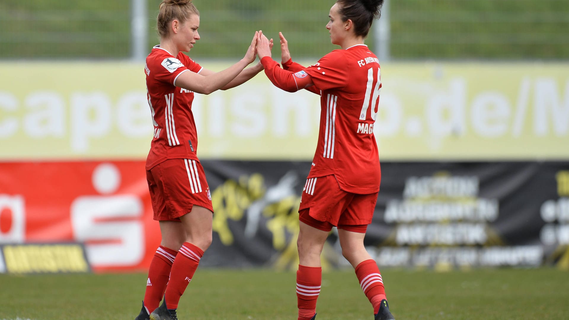 Linda Dallmann und Lina Magull vom FC Bayern München: Den Münchnerinnen gelangen in 17 Spielen 17 Siege.