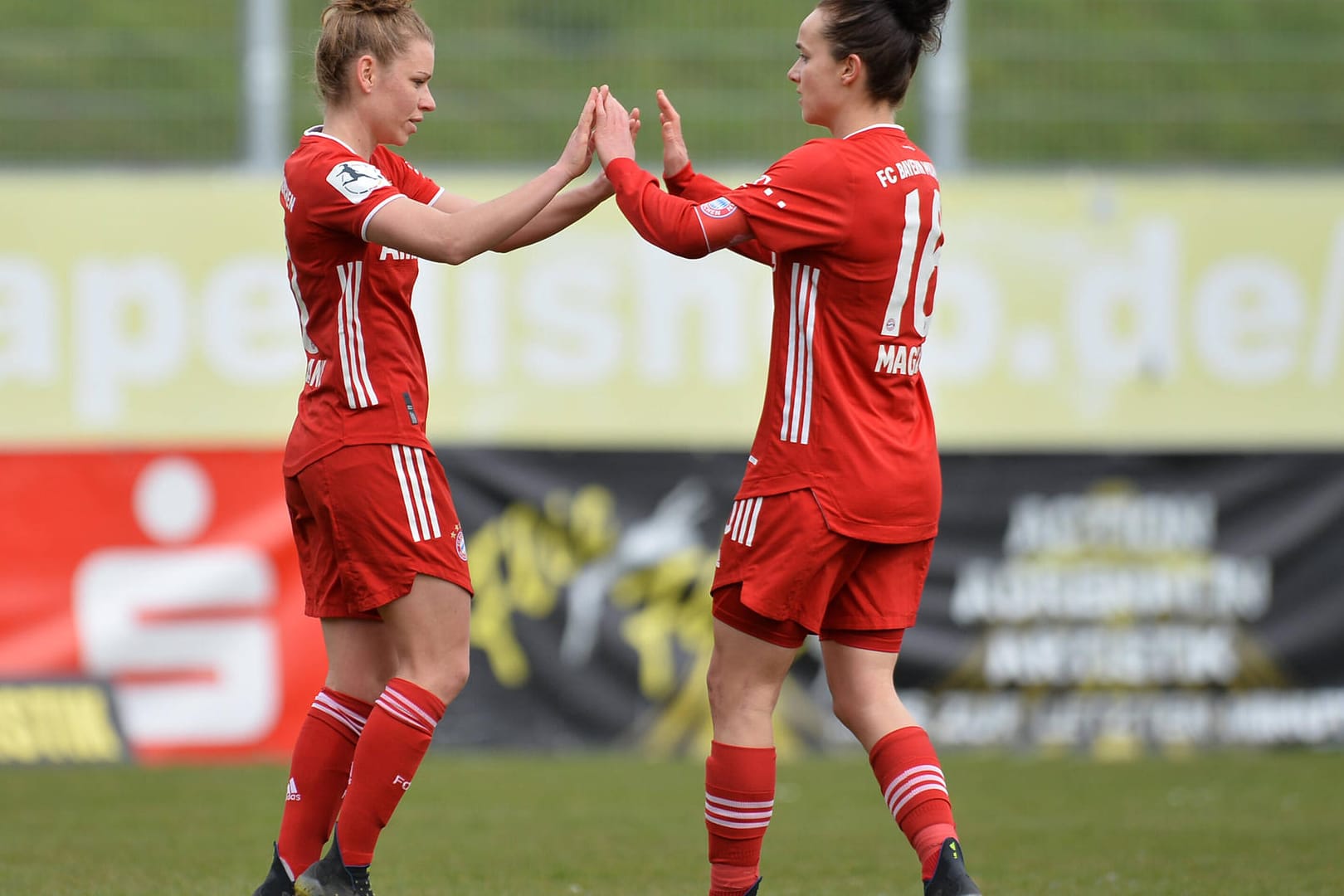 Linda Dallmann und Lina Magull vom FC Bayern München: Den Münchnerinnen gelangen in 17 Spielen 17 Siege.