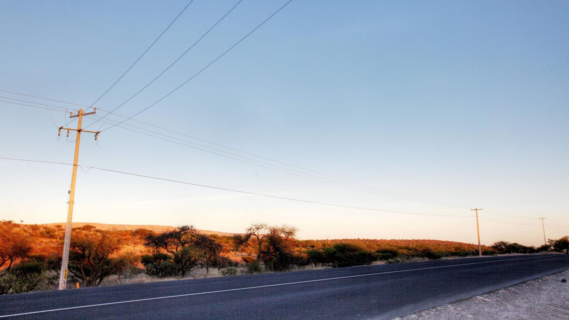 Hochspannungsleitungen in Mexiko: Für ein Kleinflugzeug auf dem Weg nach Arizona wurden sie zum Verhängnis. Hochspannungsleitungen in Mexiko: Für ein Kleinflugzeug auf dem Weg nach Arizona wurden sie zum Verhängnis.