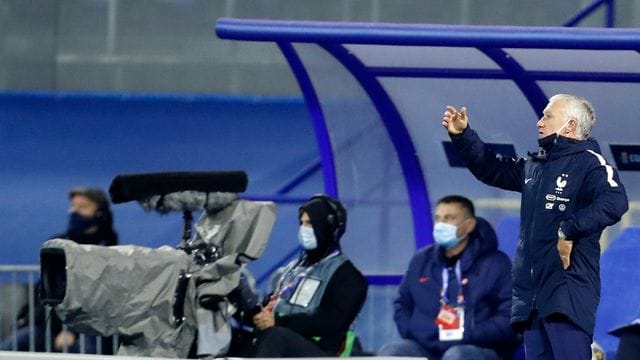 Frankreichs Trainer Didier Deschamps (r) gestikuliert am Spielfeldrand. Frankreichs Trainer Didier Deschamps (r) gestikuliert am Spielfeldrand.