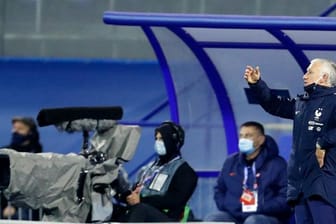 Frankreichs Trainer Didier Deschamps (r) gestikuliert am Spielfeldrand.