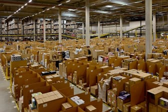 Amazon-Logistikzentrum in Rheinberg: Die Amazon-Mitarbeiter sollen vier Tage lang ihre Arbeit niederlegen.