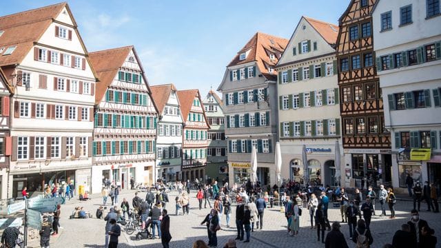 Zahlreiche Menschen tummeln sich auf dem Tübinger Rathausplatz.