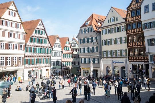 Zahlreiche Menschen tummeln sich auf dem Tübinger Rathausplatz.