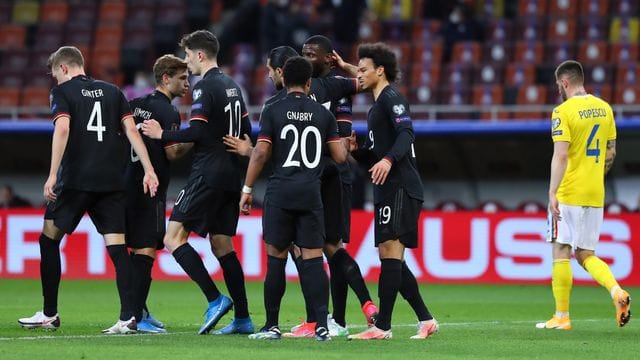 Die deutschen Nationalspieler um Torschütze Serge Gnabry (M) bejubeln das Tor zur 1:0-Führung.