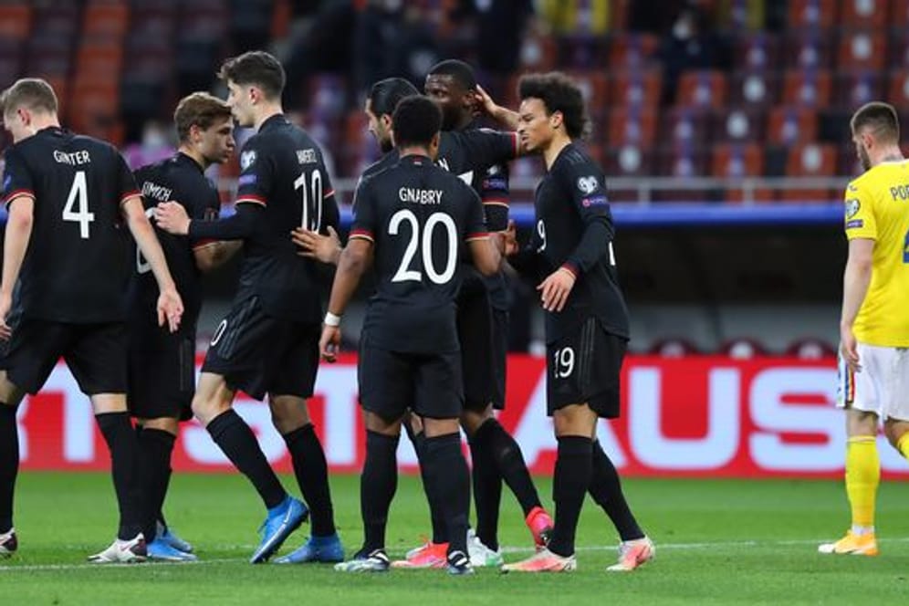 Die deutschen Nationalspieler um Torschütze Serge Gnabry (M) bejubeln das Tor zur 1:0-Führung.