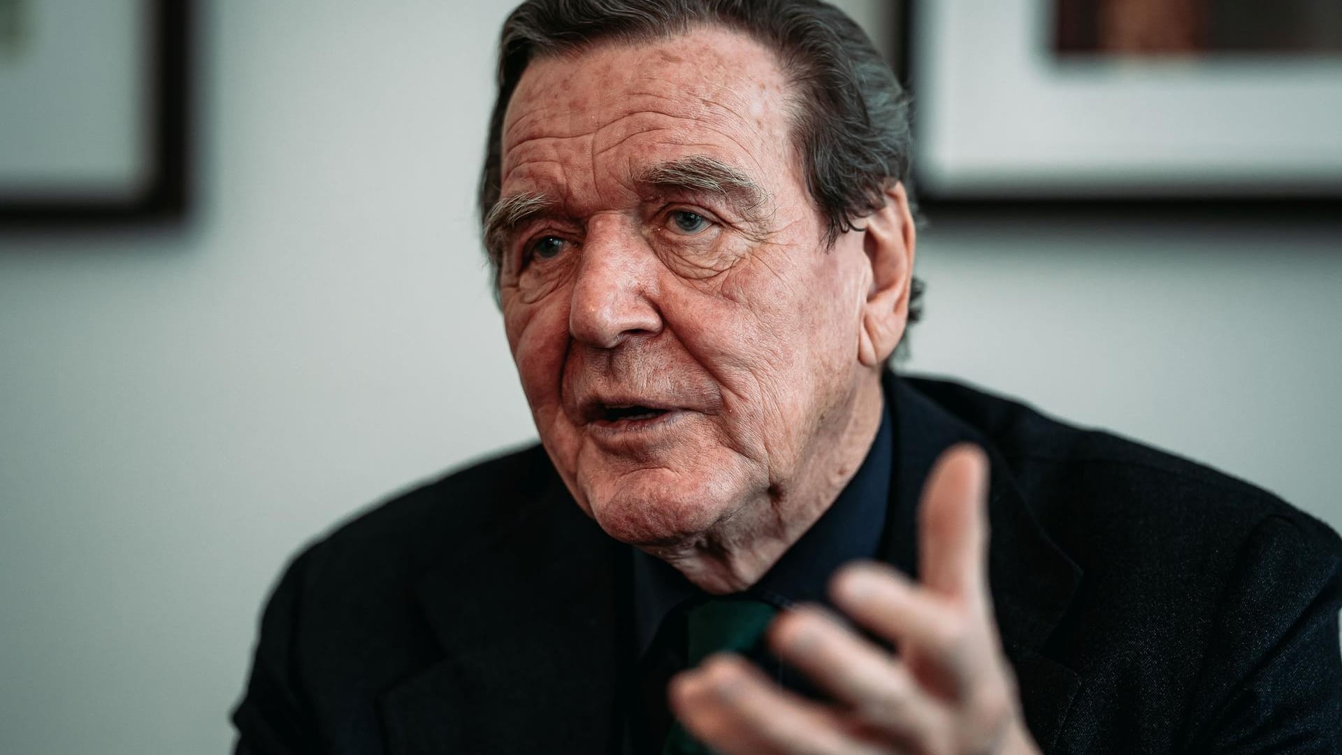 Gerhard Schröder ermuntert seine Nachfolgerin zu mehr Führung.