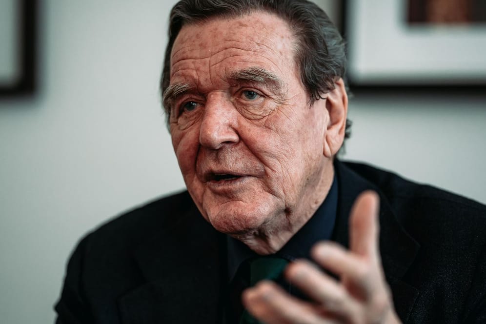 Gerhard Schröder ermuntert seine Nachfolgerin zu mehr Führung.