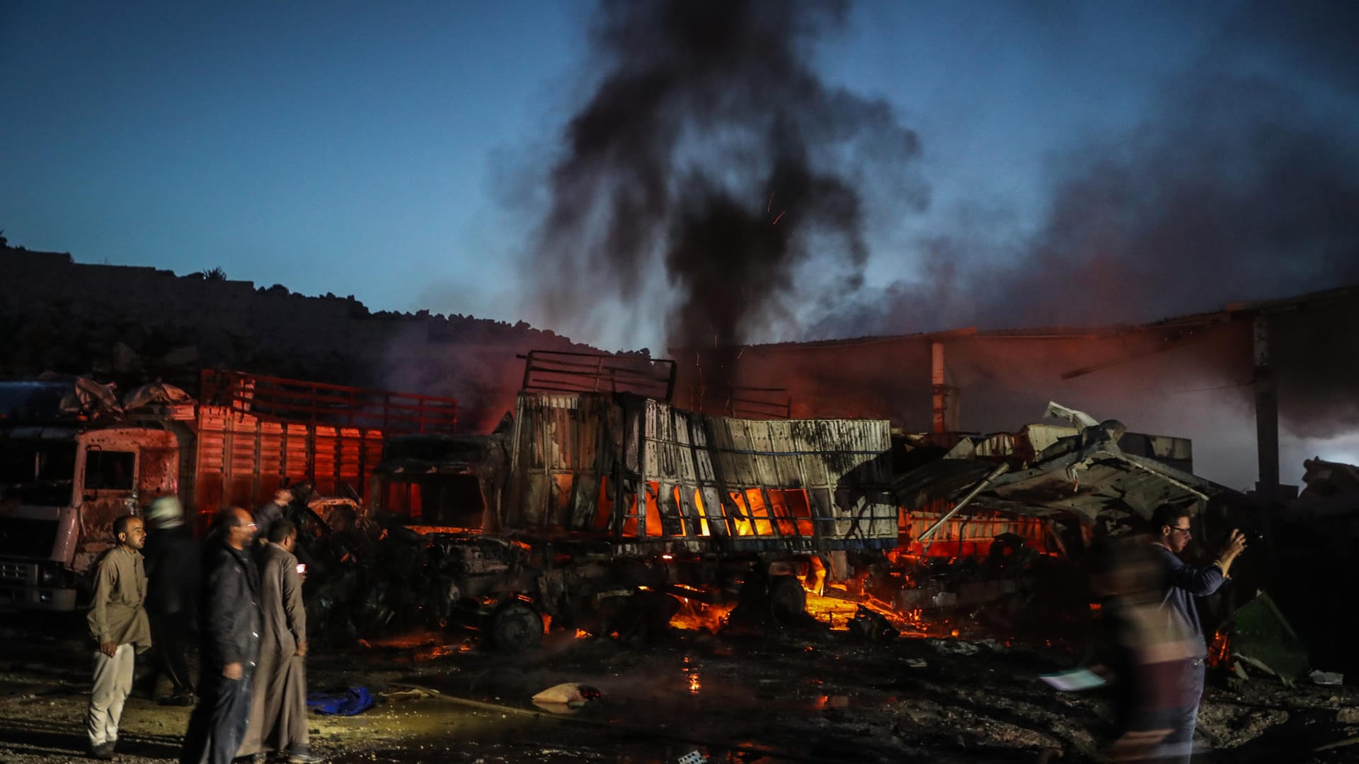 Mitglieder des syrischen Zivilschutzes löschen ein Feuer nach einem russischen Luftangriff in Idlib.