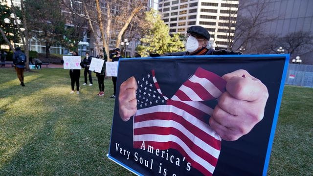 "America's Very Soul is on Trial" (etwa "Die Seele von Amerika steht auf dem Prüfstand"): Demonstrant vor dem Gerichtsgebäude in Minneapolis.