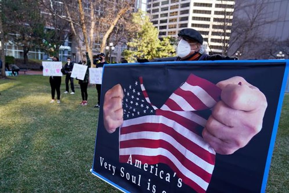 "America's Very Soul is on Trial" (etwa "Die Seele von Amerika steht auf dem Prüfstand"): Demonstrant vor dem Gerichtsgebäude in Minneapolis.