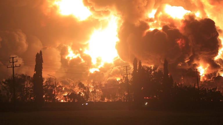 Flammen und Rauch sind in der indonesischen Raffinerie nach einer Explosion zu sehen.