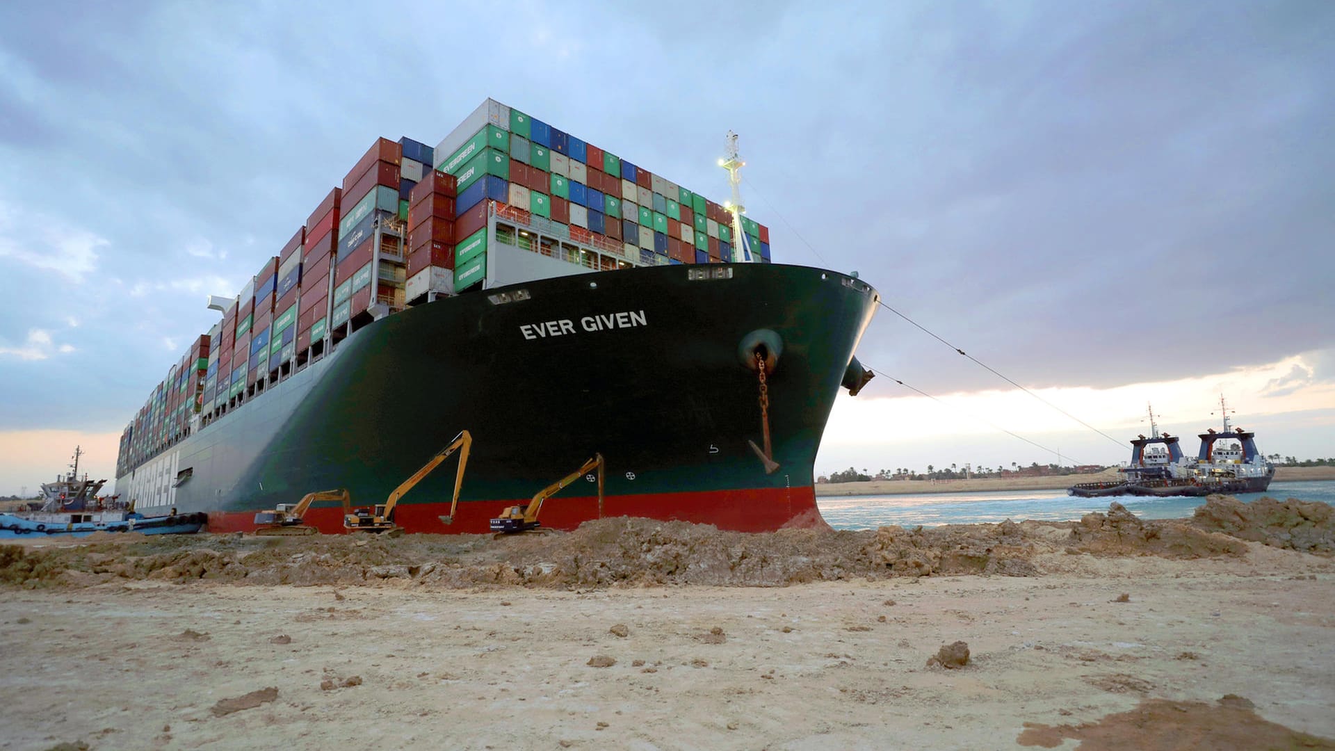 Das Containerschiff "Ever Given" blockiert den Suezkanal. Weitere Schlepper und Bagger sollen es befreien. Das Containerschiff "Ever Given" blockiert den Suezkanal. Weitere Schlepper und Bagger sollen es befreien.