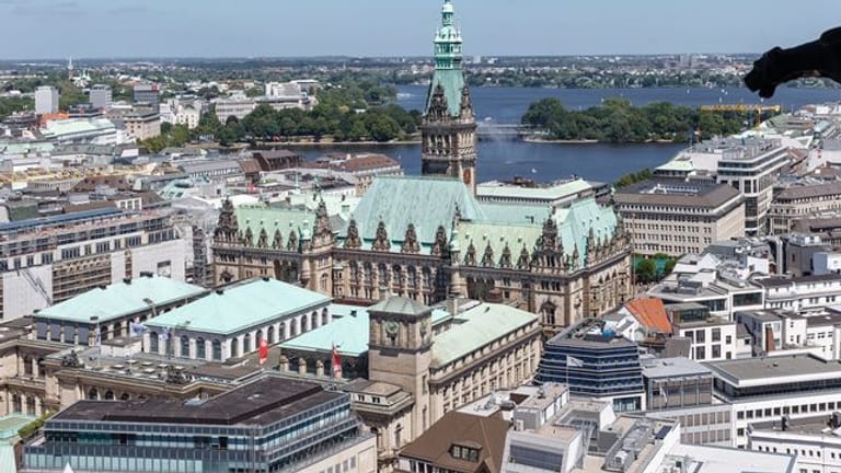 Hamburg - RathausBlick vom Mahnmal St. Nikolai auf die Rückseite des Hamburger Rathauses sowie Binnen- und Außenalster (Archivbild): Hamburg hat eine neue Corona-Verordnung.