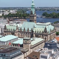 Hamburg - RathausBlick vom Mahnmal St. Nikolai auf die Rückseite des Hamburger Rathauses sowie Binnen- und Außenalster (Archivbild): Hamburg hat eine neue Corona-Verordnung.