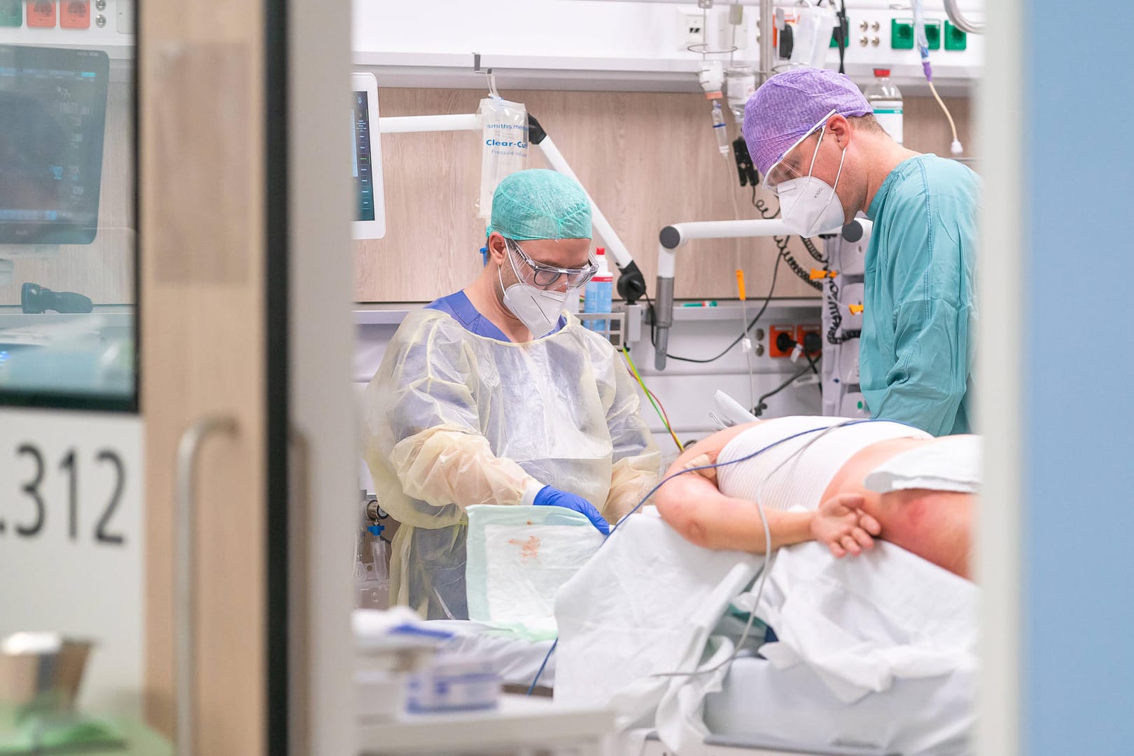 Eine Covid-Intensivstation der Uniklinik Dresden (Archivbild). Die Zahl der Infektionen steigt gegenüber der Vorwoche weiter.