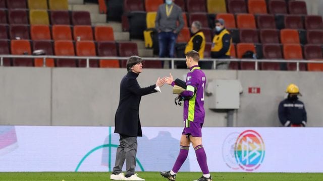 War mit der Leistung seines Teams gegen Rumänien zufrieden: Bundestrainer Joachim Löw (l).