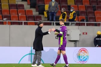 War mit der Leistung seines Teams gegen Rumänien zufrieden: Bundestrainer Joachim Löw (l).
