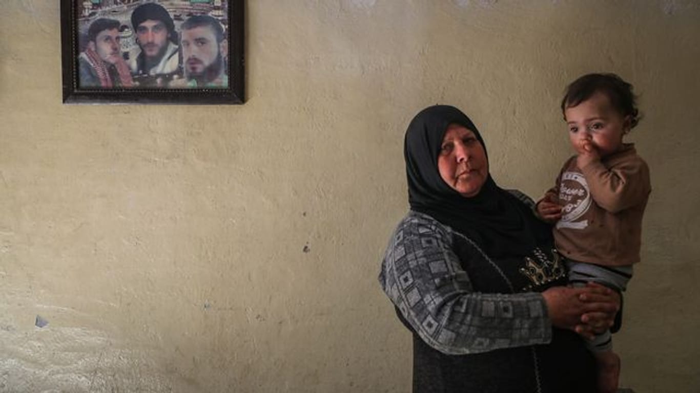 Die 63-jährige Syrerin Samiha Seri hält in Idlib eines ihrer 16 verwaisten Enkelkinder auf dem Arm.