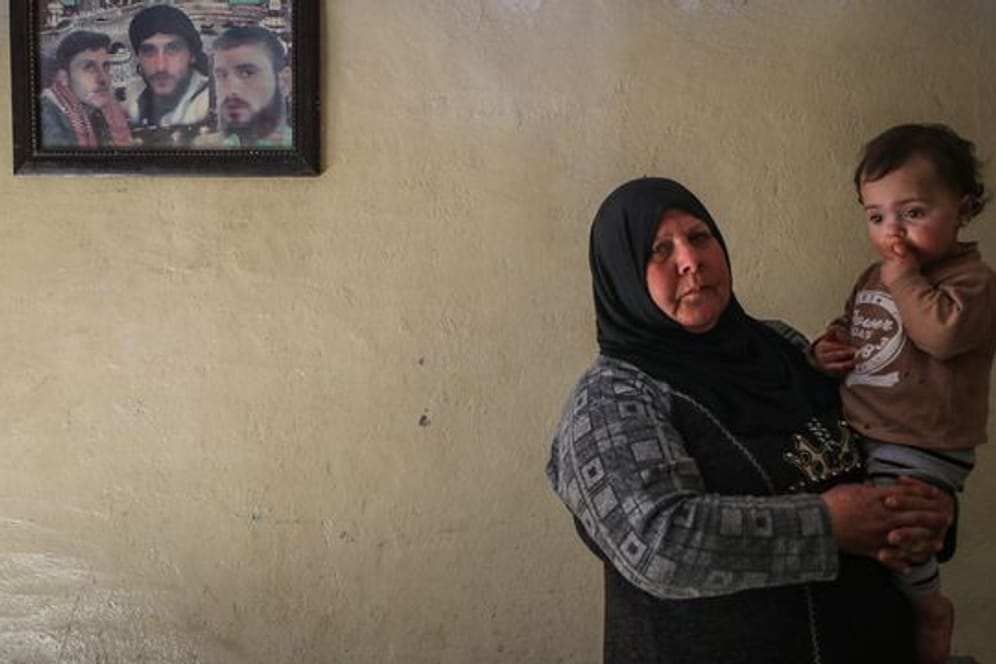 Die 63-jährige Syrerin Samiha Seri hält in Idlib eines ihrer 16 verwaisten Enkelkinder auf dem Arm.