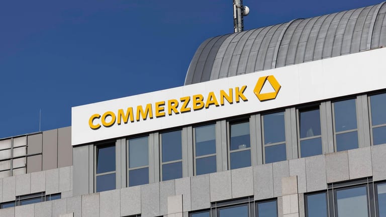 Das Logo der Commerzbank: Nach dem Wechsel an der Vorstandsspitze bekommt die Bank nun auch einen neuen Aufsichtsratschef.