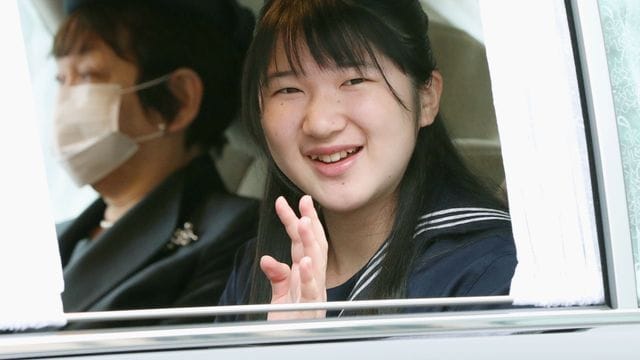 Prinzessin Aiko winkt aus einem Auto, als sie im Kaiserpalast ankommt. Prinzessin Aiko winkt aus einem Auto, als sie im Kaiserpalast ankommt.