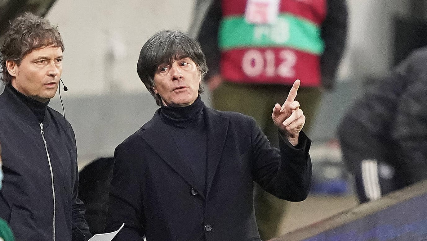 Joachim Löw (re.): Tüftelt der Bundestrainer hier mit seinem Assistenten Marcus Sorg die Änderungen aus?