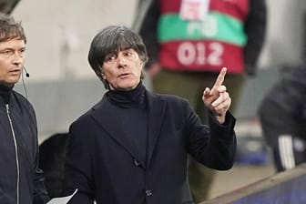 Joachim Löw (re.): Tüftelt der Bundestrainer hier mit seinem Assistenten Marcus Sorg die Änderungen aus?