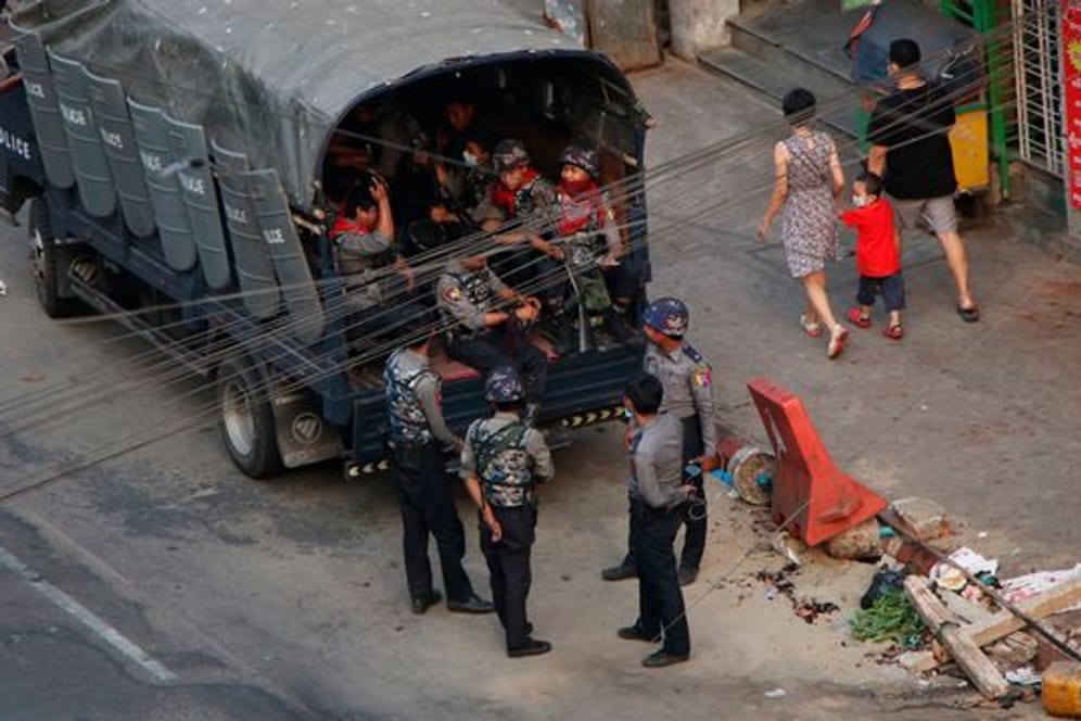 Sicherheitskräfte zeigen in Yangon Präsenz.