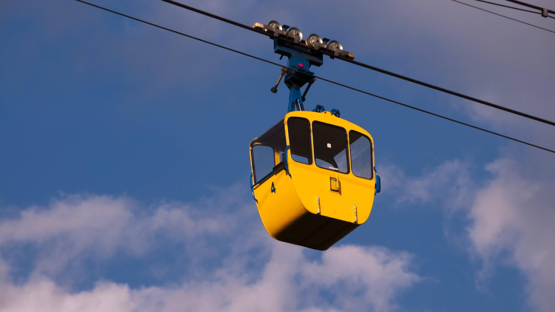 Gelbe Kabine der Kölner Seilbahn (Archivbild): Mit ihr kommt man seit 1957 von Deutz zum Zoo in wenigen Minuten.