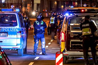 Polizeieinsatz am Dortmunder Wall: Die Polizei führt Kontrollen gegen die Raser- und Tuningszene durch.