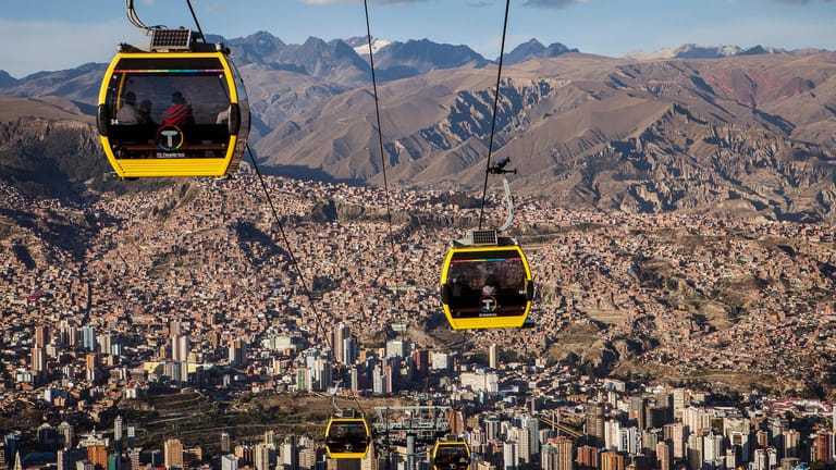 Seilbahn in La Paz, Bolivien: Von oben eröffnet sich ein riesiges Panorama über die Stadt.