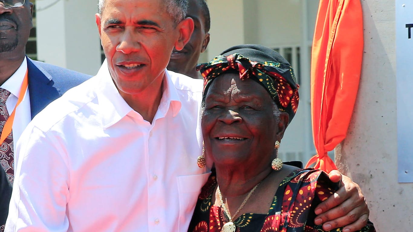 Barack Obama und seine Stief-Großmutter: Obwohl keine Blutsverwandtschaft zwischen ihm und Sarah Obama bestand, bezeichnete Barack Obama die Kenianerin öffentlich immer wieder als Großmutter und besuchte sie mehrmals.