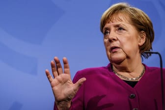 Kanzlerin Angela Merkel: Sie verschärft den Ton gegenüber den Ministerpräsidenten.