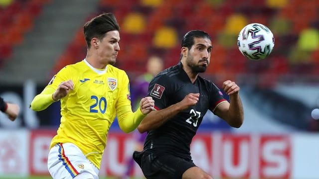 Überzeugte Bundestrainer Joachim Löw auf ungewohnter Position: Emre Can (r).