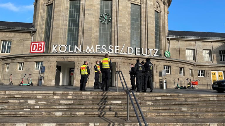 Bundespolizei am Bahnhof Köln Messe/Deutz (Symbolbild): Am Samstag kletterte ein Jugendlicher auf das Dach uns sorgte für einen größeren Einsatz.