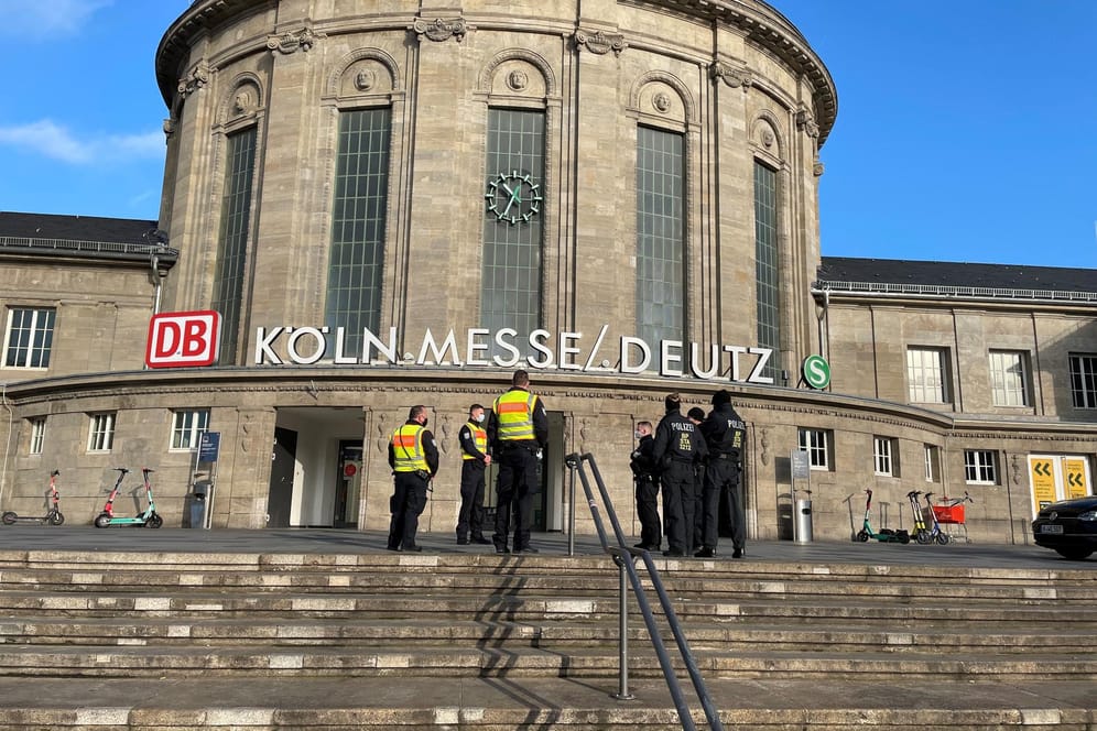 Bundespolizei am Bahnhof Köln Messe/Deutz (Symbolbild): Am Samstag kletterte ein Jugendlicher auf das Dach uns sorgte für einen größeren Einsatz.