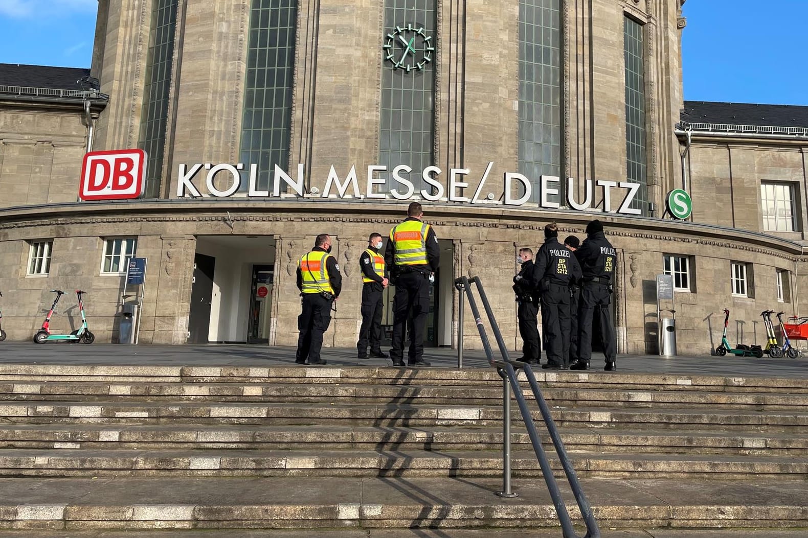 Bundespolizei am Bahnhof Köln Messe/Deutz (Symbolbild): Am Samstag kletterte ein Jugendlicher auf das Dach uns sorgte für einen größeren Einsatz.
