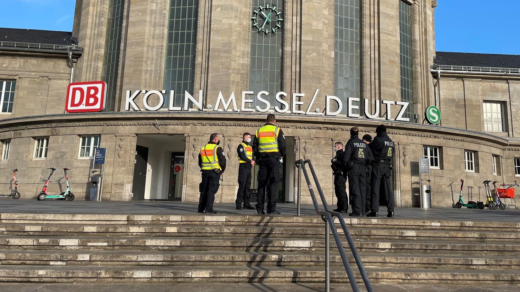 Bundespolizei am Bahnhof Köln Messe/Deutz (Symbolbild): Am Samstag kletterte ein Jugendlicher auf das Dach uns sorgte für einen größeren Einsatz.